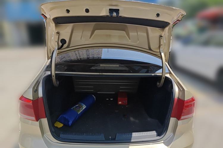 Used Volkswagen Santana 2013 1.6L Automatic Fashion Edition Trunk