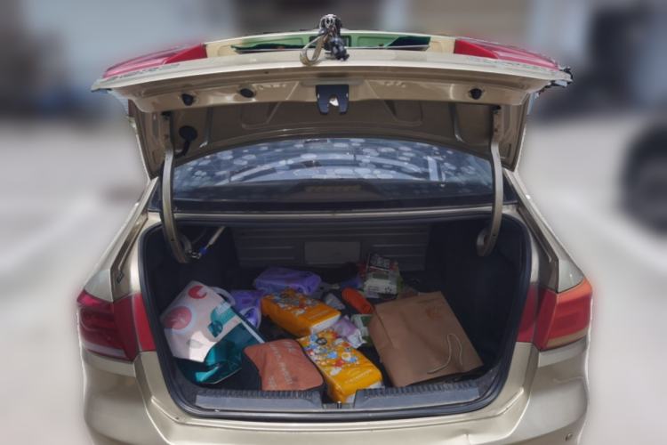 Used Volkswagen Santana 2013 1.6L Automatic Fashion Edition Trunk