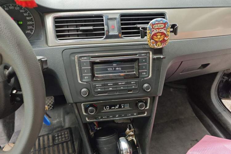 Used Volkswagen Santana 2014 1.6L Automatic 30th Anniversary Edition Audio And AC Panel
