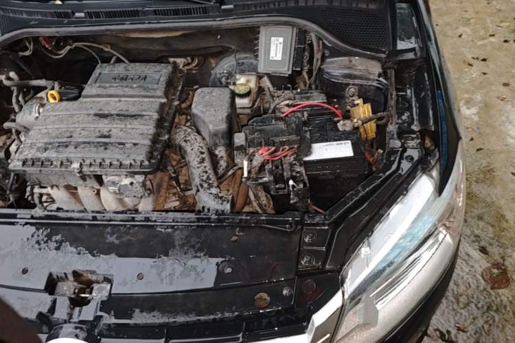 Used Volkswagen Santana 2014 1.6L Automatic 30th Anniversary Edition Engine Bay Left