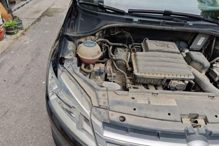 Used Volkswagen Santana 2014 1.6L Automatic 30th Anniversary Edition Engine Bay Right