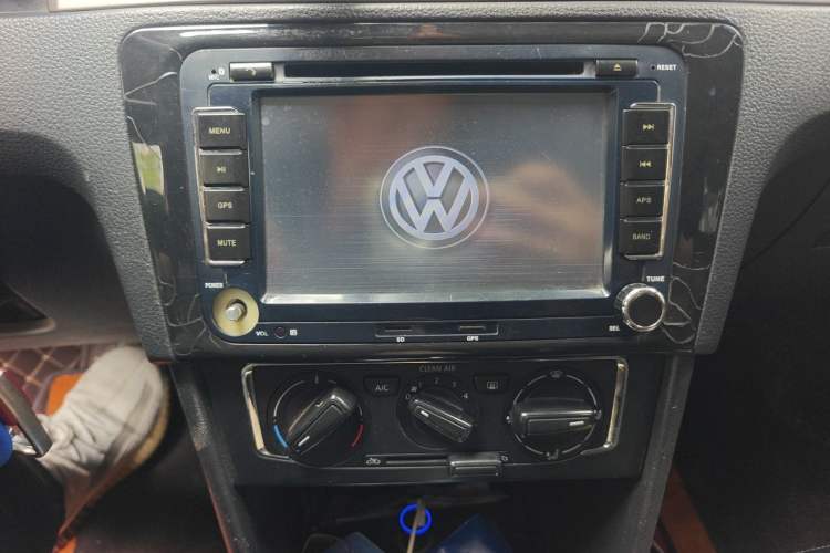 Used Volkswagen Santana 2015 1.6L Automatic Comfort Edition Audio And AC Panel