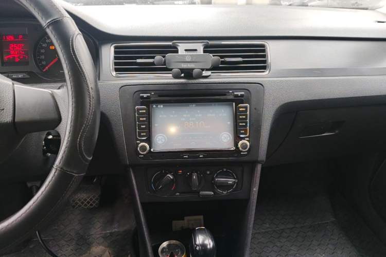 Used Volkswagen Santana 2015 1.6L Automatic Fashion Edition Audio And AC Panel
