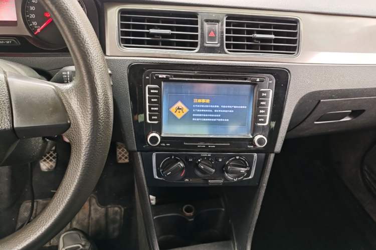 Used Volkswagen Santana 2015 1.6L Manual Comfort Edition Audio And AC Panel