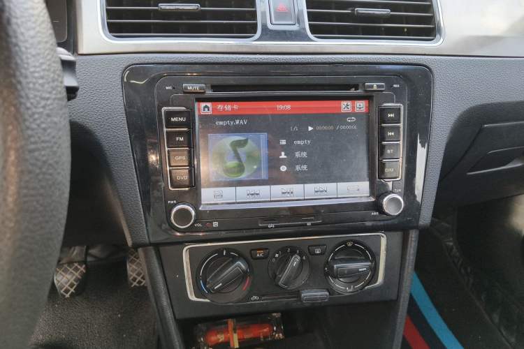 Used Volkswagen Santana 2015 1.6L Manual Comfort Edition Audio And AC Panel