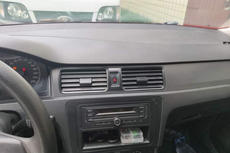 Used Volkswagen Santana 2015 1.6L Manual Fashion Edition Audio And AC Panel