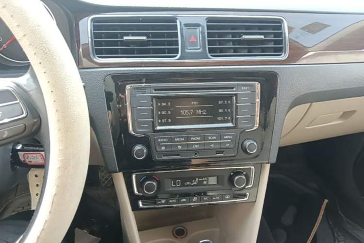 Used Volkswagen Santana 2015 1.6L Automatic Luxury Edition Audio And AC Panel