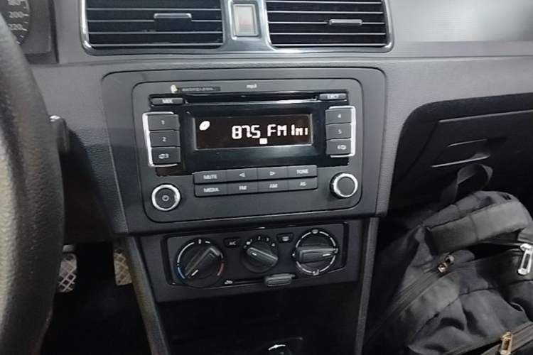 Used Volkswagen Santana 2015 1.6L Automatic Fashion Edition Audio And AC Panel