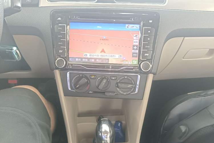 Used Volkswagen Santana 2015 1.6L Automatic Comfort Edition Audio And AC Panel