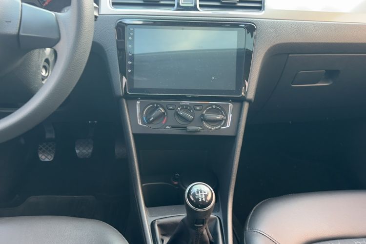 Used Volkswagen Santana 2015 1.6L Manual Comfort Edition Audio And AC Panel