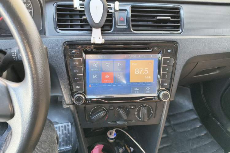 Used Volkswagen Santana 2015 1.6L Manual Fashion Edition Audio And AC Panel