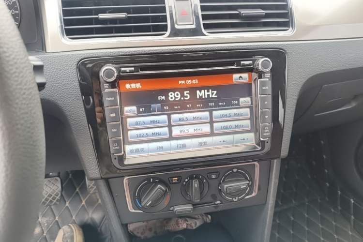 Used Volkswagen Santana 2015 1.6L Automatic Comfort Edition Audio And AC Panel