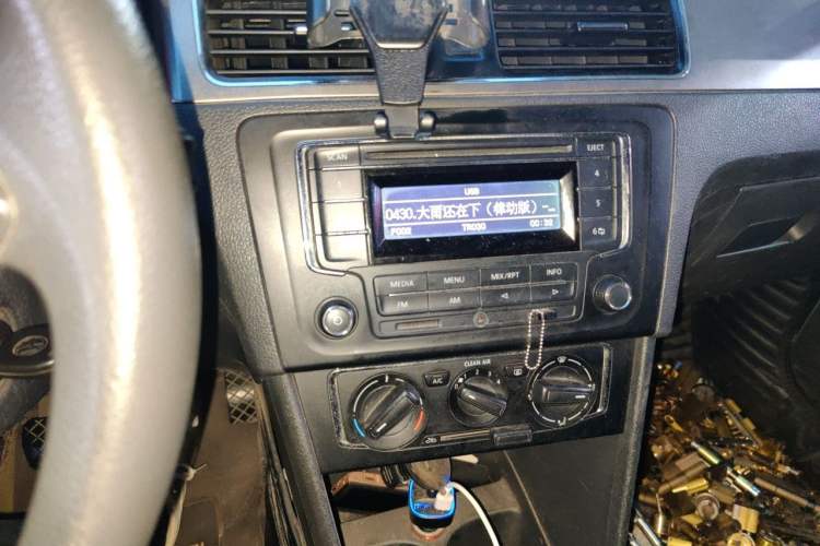 Used Volkswagen Santana 2015 1.6L Manual Comfort Edition Audio And AC Panel