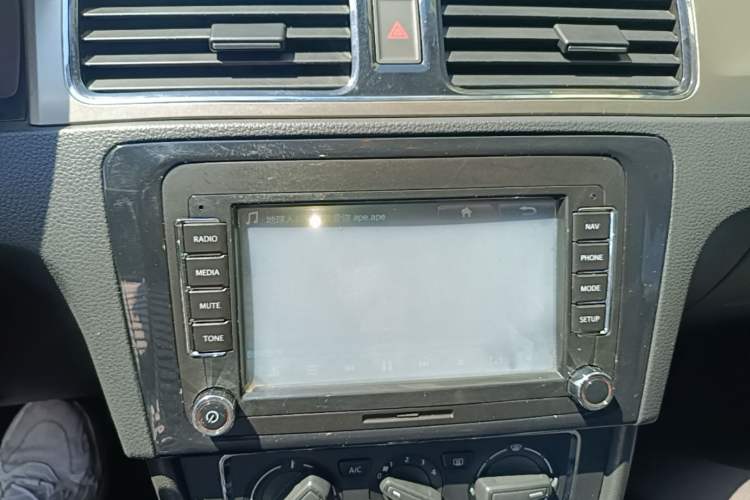 Used Volkswagen Santana 2015 1.6L Automatic Comfort Edition Audio And AC Panel