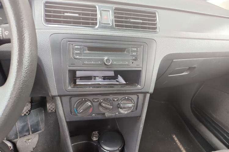 Used Volkswagen Santana 2015 1.6L Manual Fashion Edition Audio And AC Panel