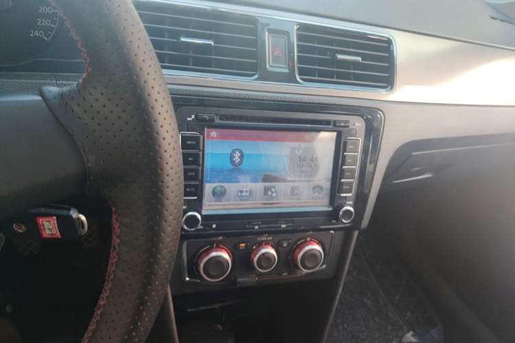 Used Volkswagen Santana 2015 1.6L Manual Comfort Edition Audio And AC Panel