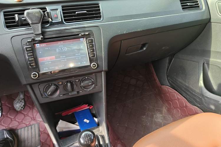 Used Volkswagen Santana 2015 1.6L Manual Fashion Edition Audio And AC Panel