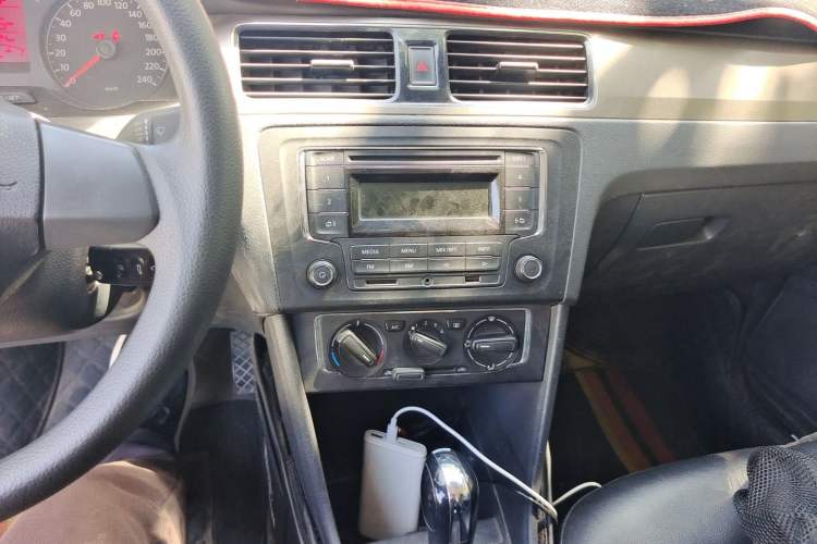 Used Volkswagen Santana 2015 1.6L Automatic Comfort Edition Audio And AC Panel