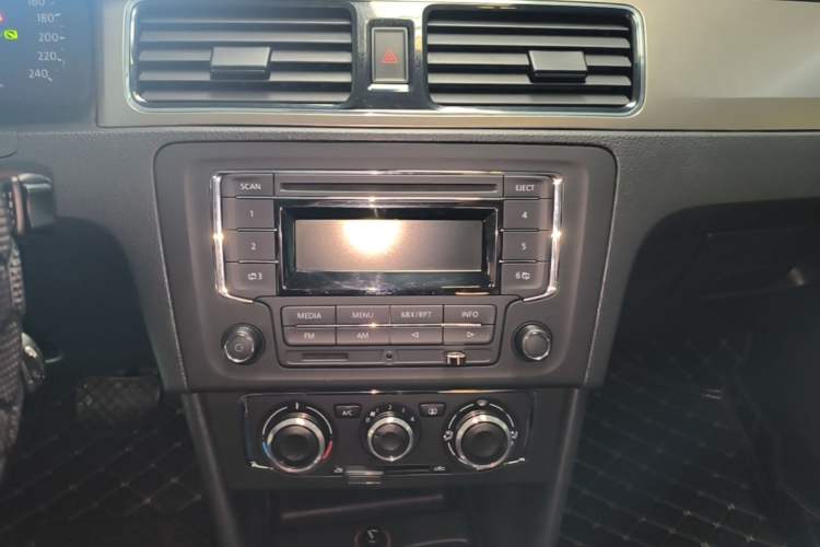 Used Volkswagen Santana 2015 1.6L Automatic Comfort Edition Audio And AC Panel