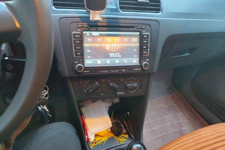 Used Volkswagen Santana 2015 1.6L Manual Fashion Edition Audio And AC Panel