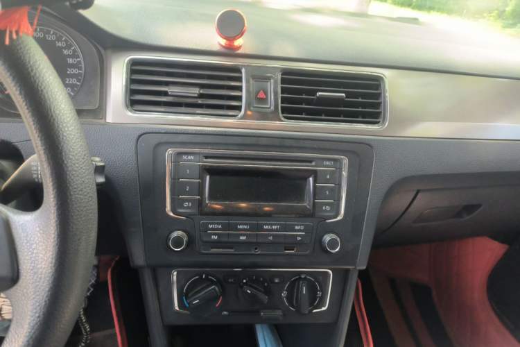 Used Volkswagen Santana 2015 1.4L Manual Comfort Edition Audio And AC Panel