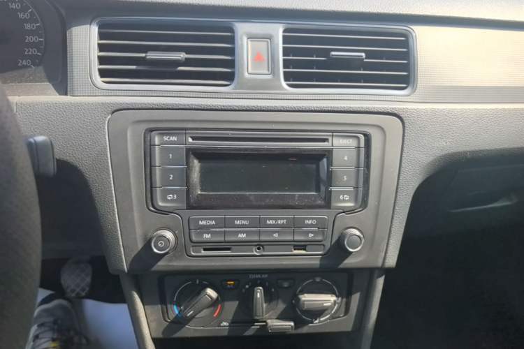 Used Volkswagen Santana 2015 1.4L Manual Fashion Edition Audio And AC Panel