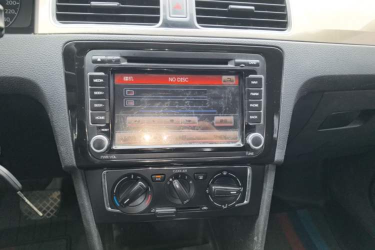 Used Volkswagen Santana 2015 1.6L Automatic Comfort Edition Audio And AC Panel