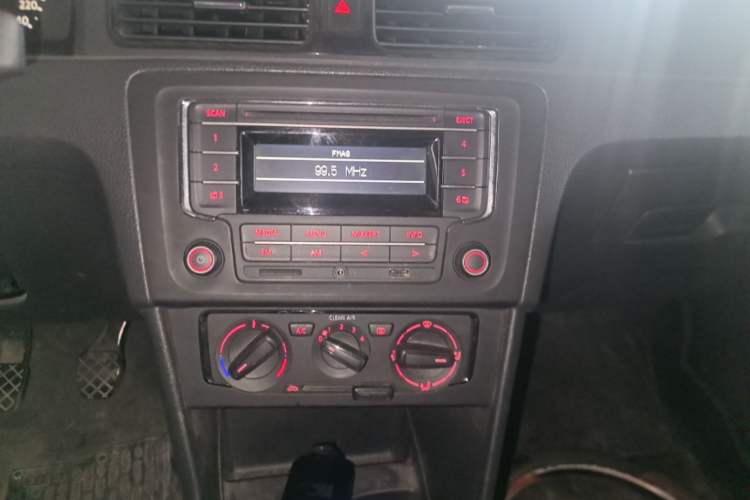 Used Volkswagen Santana 2015 1.4L Manual Fashion Edition Audio And AC Panel