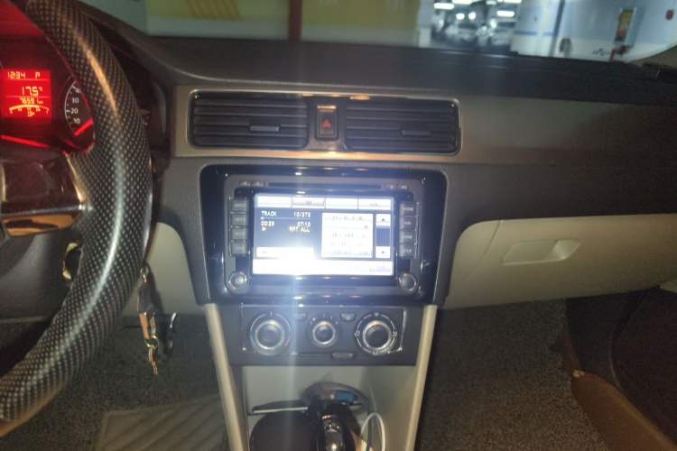 Used Volkswagen Santana 2015 1.6L Automatic Comfort Edition Audio And AC Panel