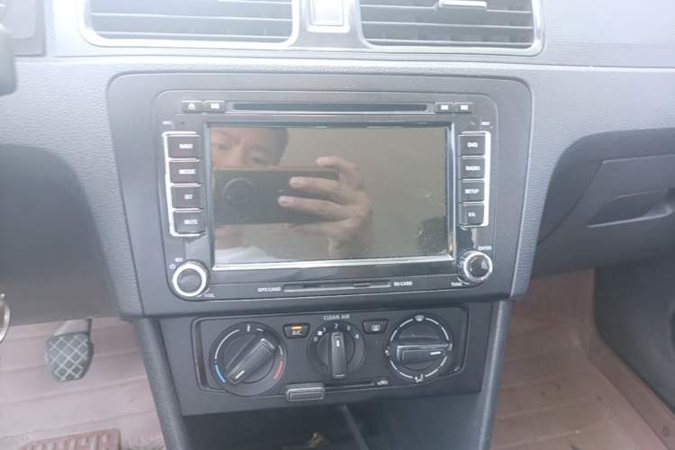 Used Volkswagen Santana 2015 1.6L Manual Fashion Edition Audio And AC Panel