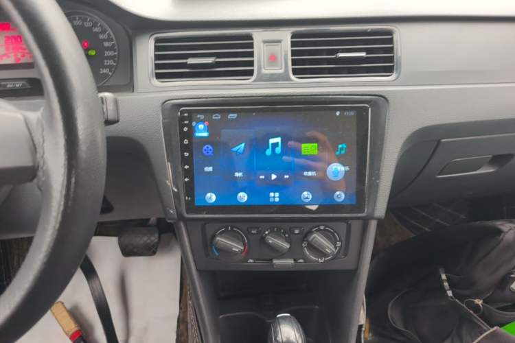 Used Volkswagen Santana 2015 1.6L Automatic Fashion Edition Audio And AC Panel