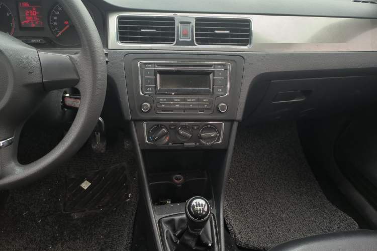 Used Volkswagen Santana 2015 1.6L Manual Comfort Edition Audio And AC Panel