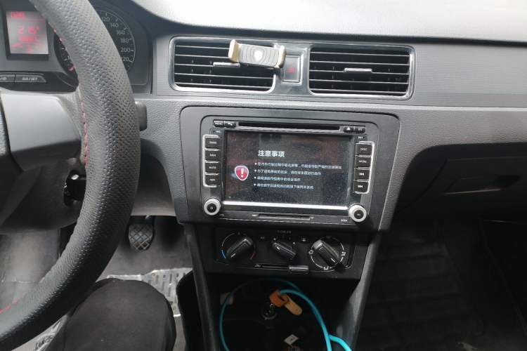 Used Volkswagen Santana 2015 1.6L Manual Fashion Edition Audio And AC Panel