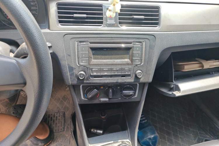 Used Volkswagen Santana 2015 1.4L Manual Comfort Edition Audio And AC Panel