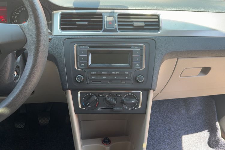 Used Volkswagen Santana 2015 1.6L Manual Comfort Edition Audio And AC Panel