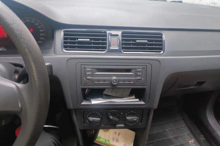 Used Volkswagen Santana 2015 1.6L Manual Fashion Edition Audio And AC Panel