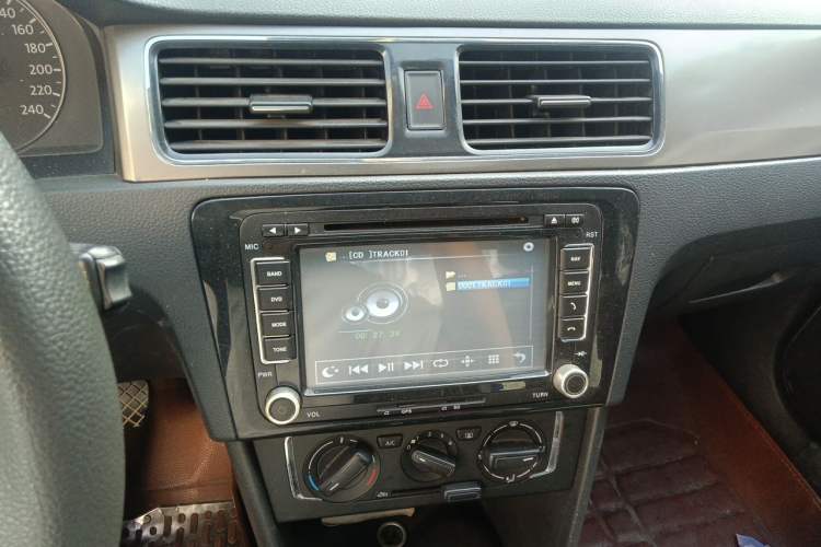 Used Volkswagen Santana 2015 1.4L Manual Comfort Edition Audio And AC Panel