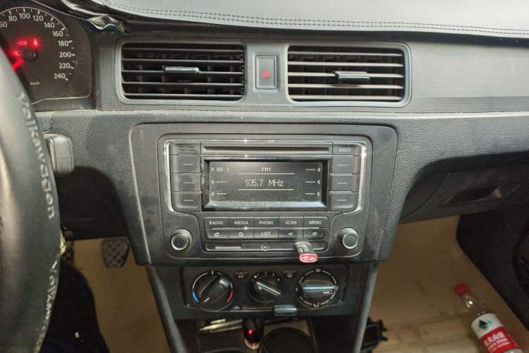 Used Volkswagen Santana 2015 1.4L Manual Fashion Edition Audio And AC Panel