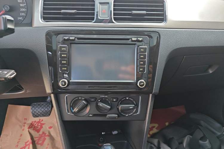Used Volkswagen Santana 2015 1.6L Automatic Comfort Edition Audio And AC Panel
