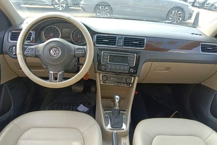 Used Volkswagen Santana 2015 1.6L Automatic Luxury Edition Center Console