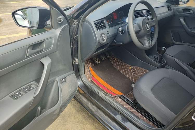 Used Volkswagen Santana 2015 1.6L Manual Fashion Edition Driver Seat