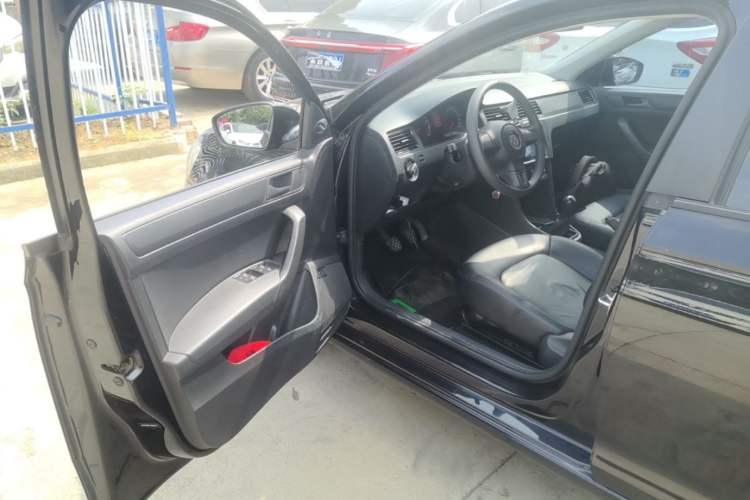 Used Volkswagen Santana 2015 1.6L Manual Fashion Edition Driver Seat