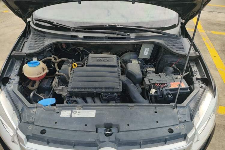 Used Volkswagen Santana 2015 1.6L Manual Fashion Edition Engine Bay