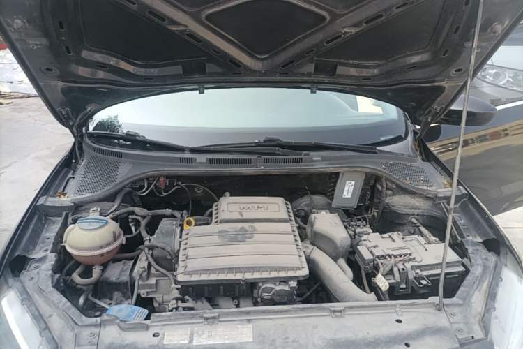 Used Volkswagen Santana 2015 1.6L Manual Fashion Edition Engine Bay