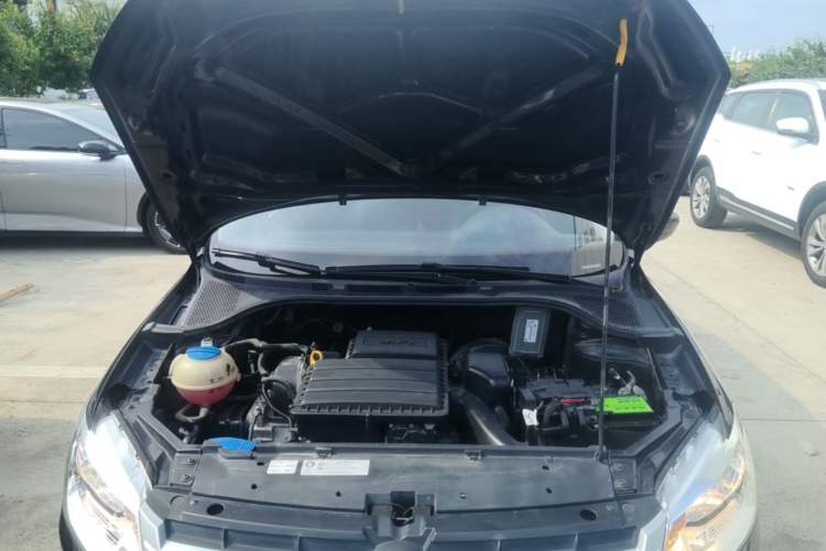 Used Volkswagen Santana 2015 1.6L Manual Fashion Edition Engine Bay
