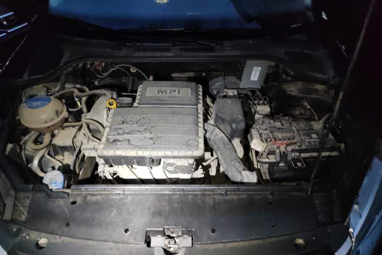 Used Volkswagen Santana 2015 1.6L Manual Fashion Edition Engine Bay