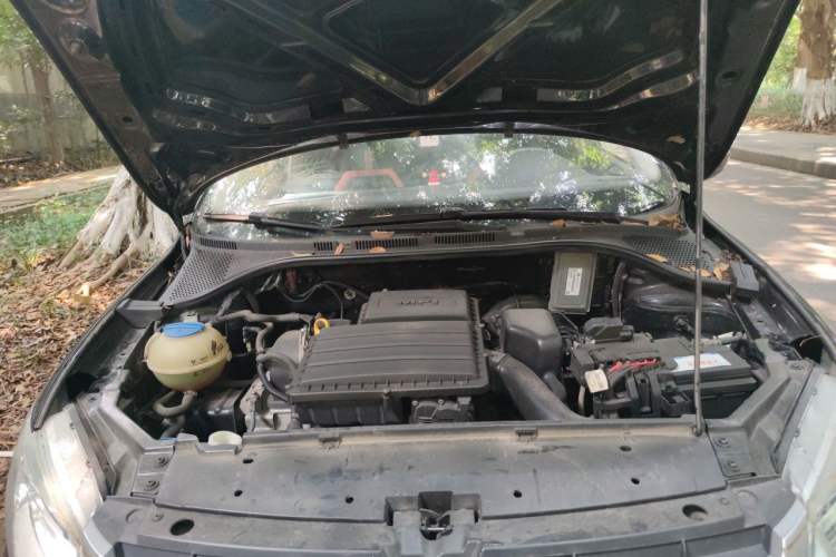 Used Volkswagen Santana 2015 1.6L Manual Fashion Edition Engine Bay