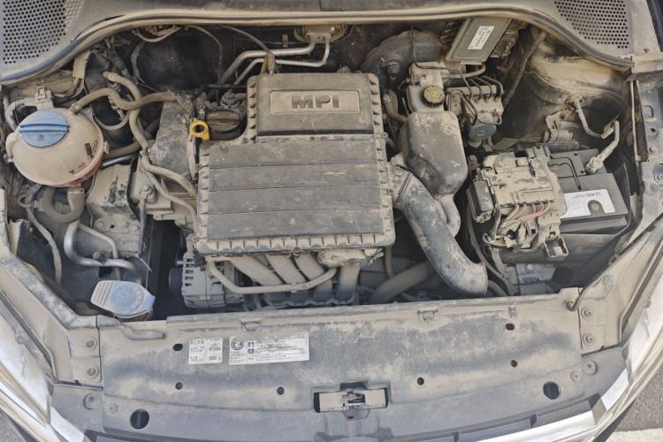 Used Volkswagen Santana 2015 1.6L Manual Fashion Edition Engine Bay