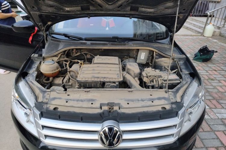 Used Volkswagen Santana 2015 1.6L Manual Fashion Edition Engine Bay