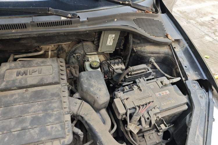 Used Volkswagen Santana 2015 1.6L Automatic Comfort Edition Engine Bay Left